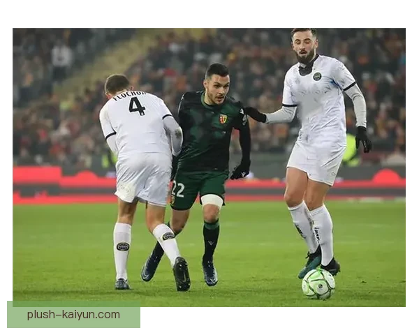 卡瓦尼战术适配性分析：在不同体系中表现稳健，助力球队进攻提升